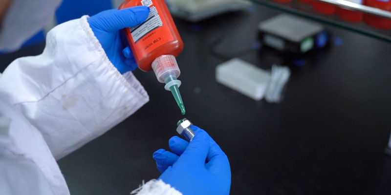 缸蓋螺絲高溫老是松，到底用哪種螺絲膠？